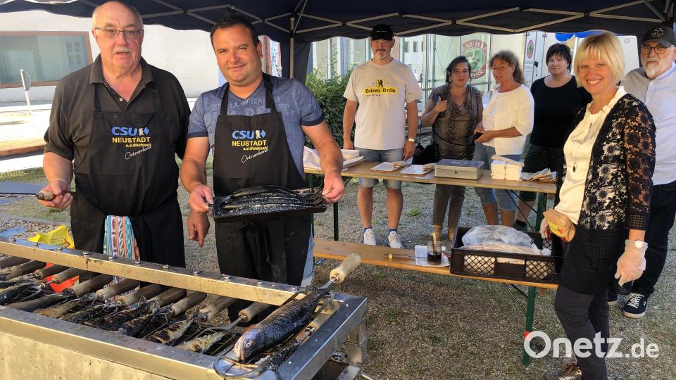 Der gerillte Fisch kommt bei den Besuchern bestens an. Bild: krb