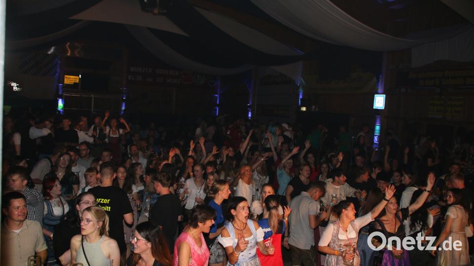 Über 1000 Gäste haben Spaß beim Wurzer O´Schnitt mit &quot;Highline&quot;. Bild: sne