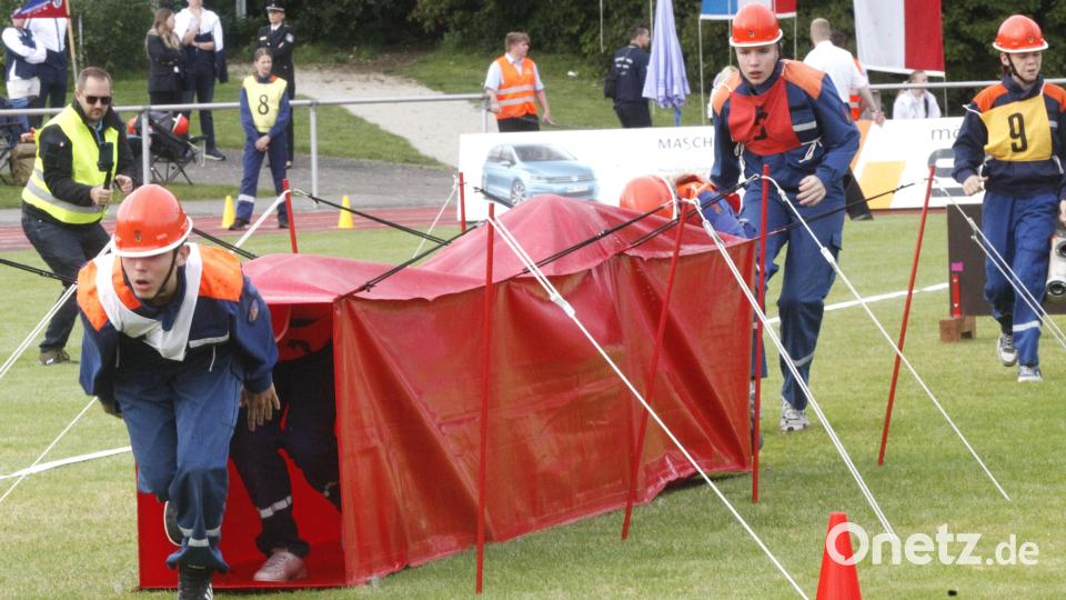 In voller Ausrüstung robben die Teilnehmer durch den Tunnel. Bild: Hirsch