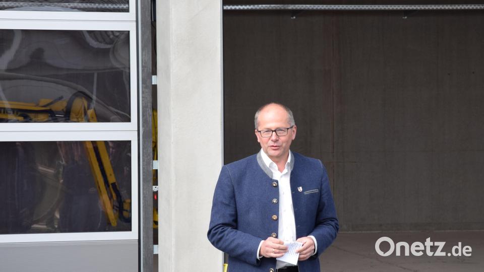 Kemnaths Bürgermeister Roman Schäffler als Bauherr konnte nicht nur die Stadträte, Fachplaner und Arbeiter aller beteiligten Firmen begrüßen, sondern auch die Mitglieder der Feuerwehr Kemnath und Vertreter der Kreisbrandinspektion. Bild: mde