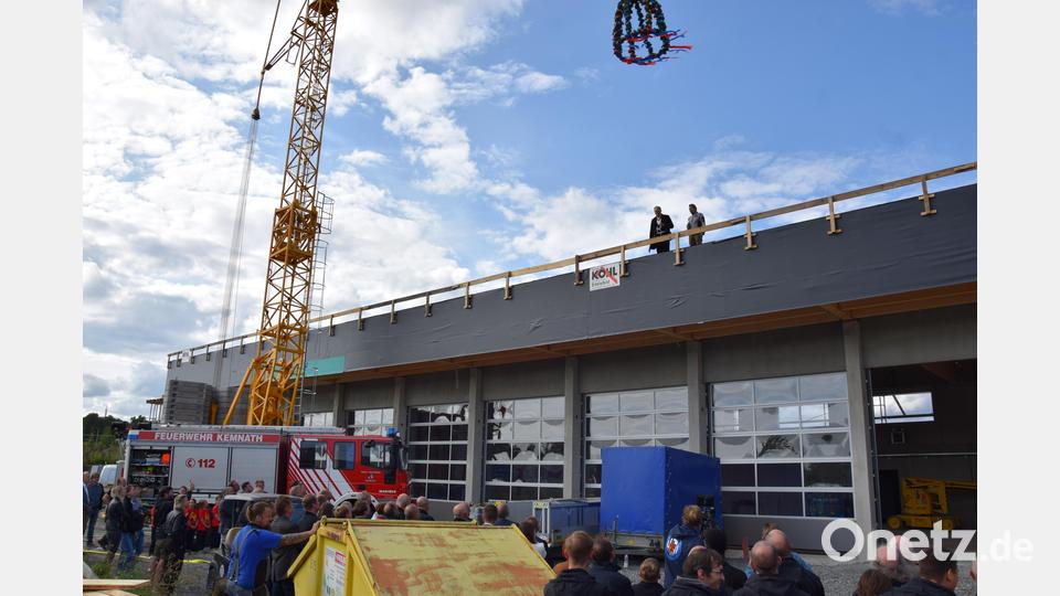 Zum Richtfest eines „außergewöhnlichen Projekts“ und dem „späteren neuen Domizil der Kemnather Feuerwehr“ hatte die Stadt Kemnath geladen. Bild: mde
