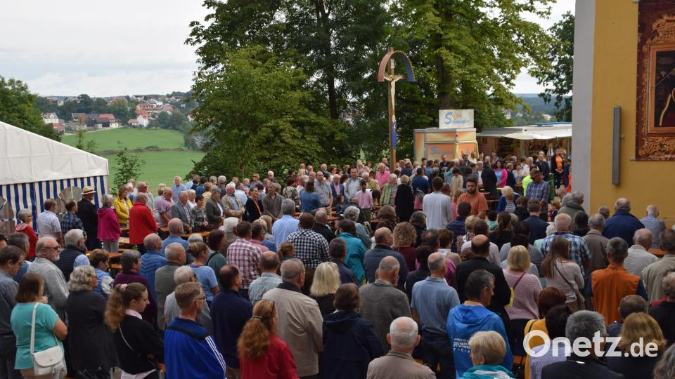Zum Hautgottesdienst hatte sich auch der Platz um die Kirche komplett mit Wallfahrern gefüllt. Bild: swo