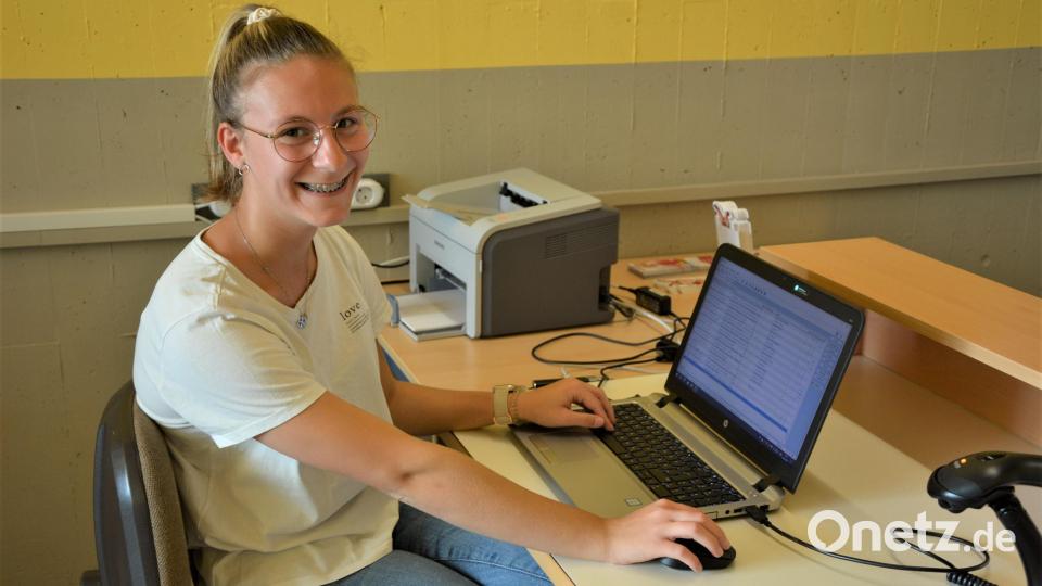 Annika Grassold ist seit sieben Jahren in der Pfarrbücherei tätig und ist damit das dienstälteste Mitglied des ehrenamtlichen Teams. Die Ausgabe der Medien ist digitalisiert. Bild: jr