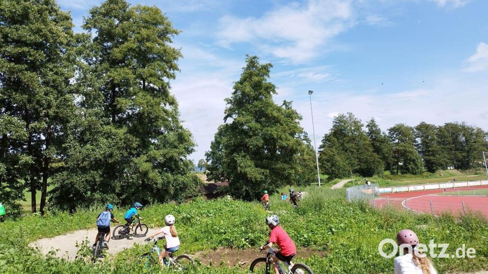 Die Stadt Kemnath hatte mit Mountainbiker Sebastian Braun zum Pumptrack-Workshop eingeladen. Bild: ckl