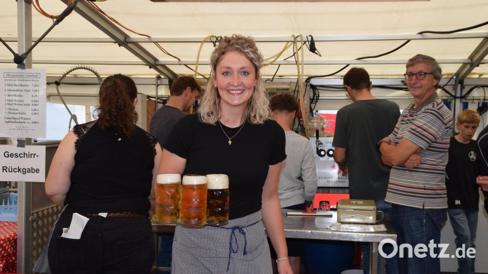 Vom Dirigentenpult zu den Krügen. Für Angelika Schöpf ist das Mausbergfest ein angenehmer Pflichttermin. Sie hatte sogar den Bedienungsplan aus ihrem Urlaub heraus mit organisiert. Bild: swo