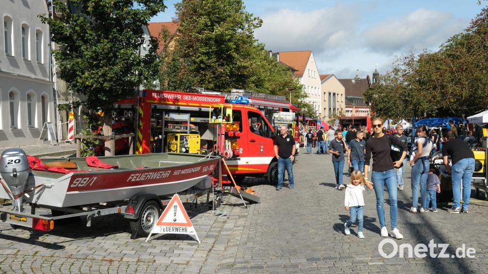 Die Blaulichtmeile erstreckt sich über den oberen und unteren Burglengenfelder Marktplatz. Bild: Hirsch