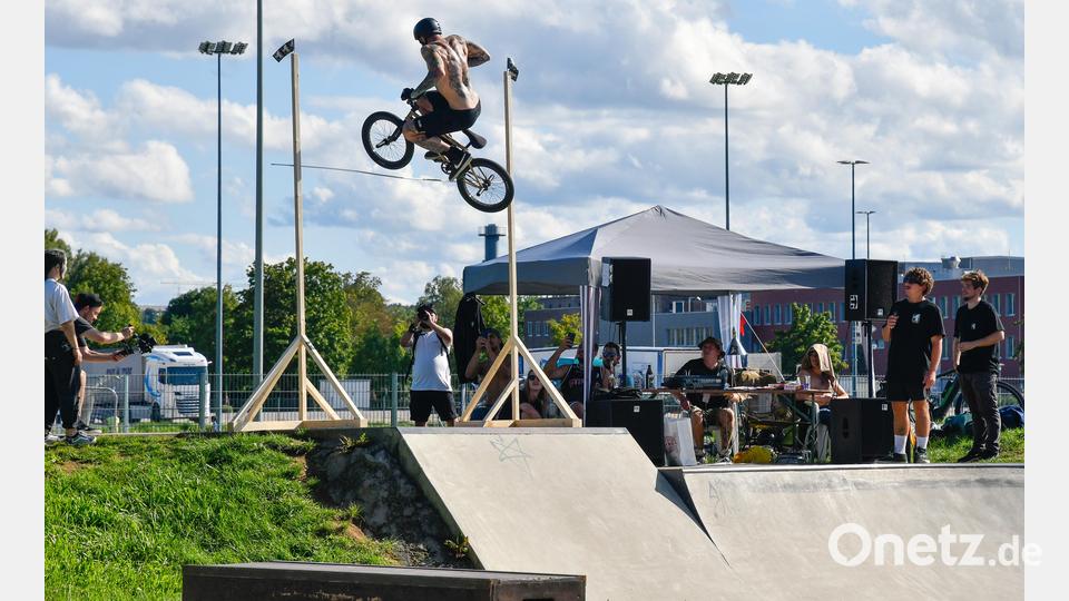 Der Skatepark am Schanzl wertet den Sportpark in Amberg deutlich auf. Der Samstag war ein Beweis dafür. Bild: Petra Hartl