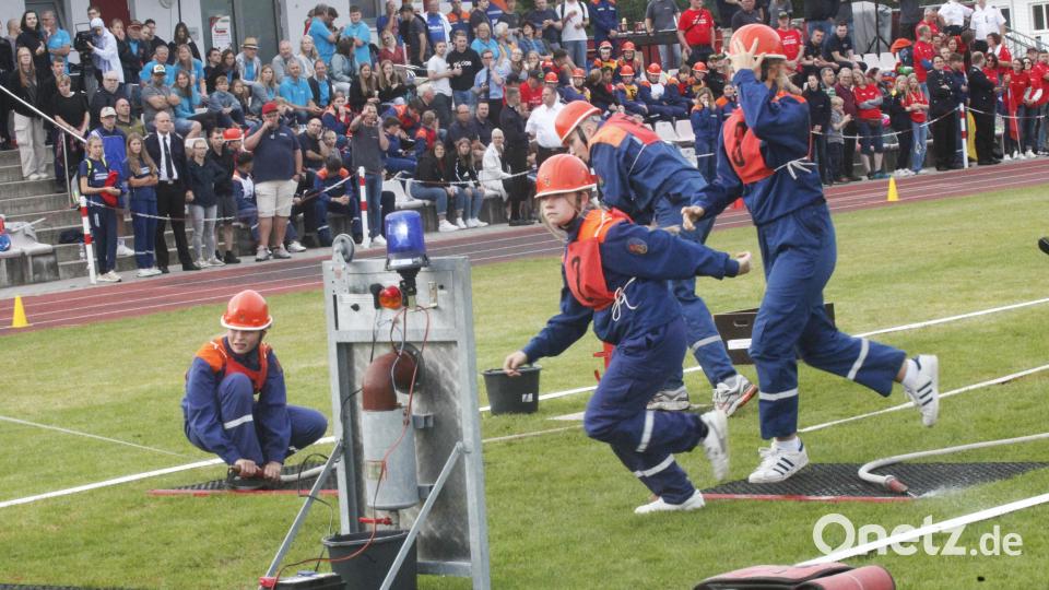 Zahlreiche Zuschauer verfolgen den Wettbewerb und spornen die Teilnehmer zu Höchstleistungen an. Bild: Hirsch