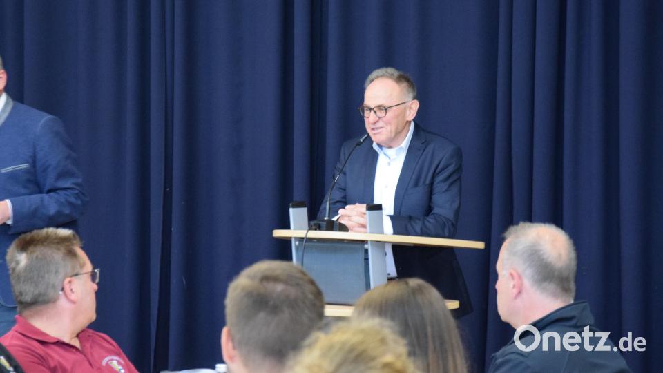 Architekt Wolfgang Schultes ging beim Richtfest nicht nur auf &quot;Zahlen und Fakten&quot; zum derzeitigen Großbauprojekt ein. Er lobte vor allem das &quot;gute Miteinander&quot; mit der Feuerwehr und der Stadt, als auch die &quot;vielen fleißigen Arbeiter aller beteiligten Firmen&quot;, welche &quot;den Zeitplan einhalten&quot;. Bild: mde