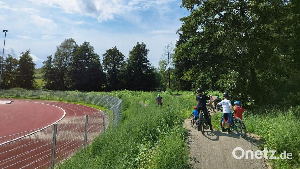 Die Stadt Kemnath hatte mit Mountainbiker Sebastian Braun zum Pumptrack-Workshop eingeladen. Bild: ckl