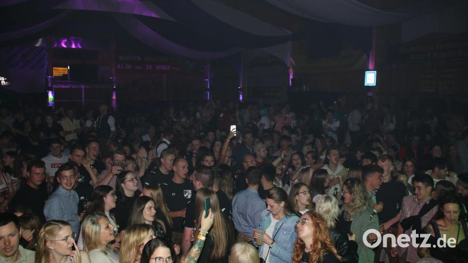 Über 1000 Gäste haben Spaß beim Wurzer O´Schnitt mit &quot;Highline&quot;. Bild: sne