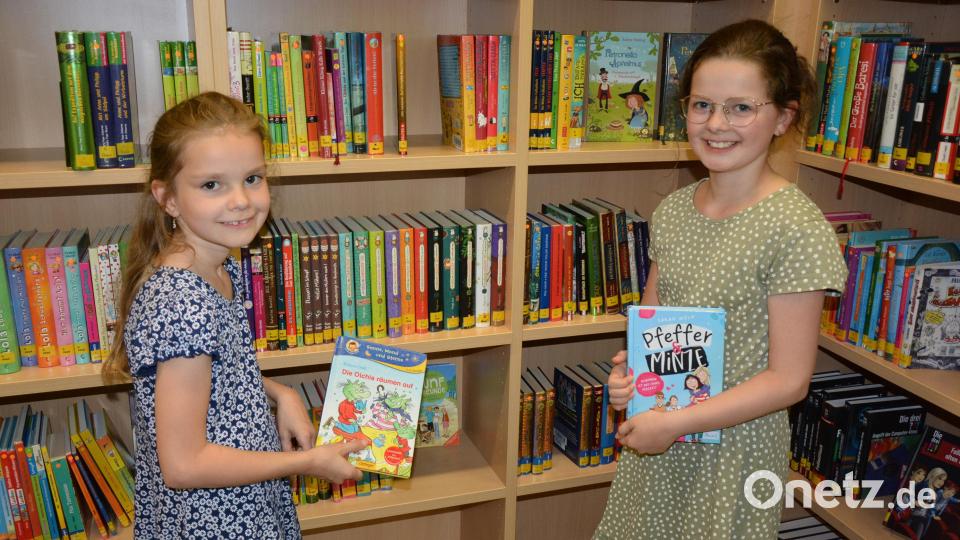 Die achtjährige Miriam (links) und die elfjährige Theresa suchen sich spannende Bücher in der Kinder- und Jugendecke der Pfarrbücherei aus. Insgesamt 150 Leserinnen und Leser aller Altersschichten nutzen das Angebot der Einrichtung. Bild: jr
