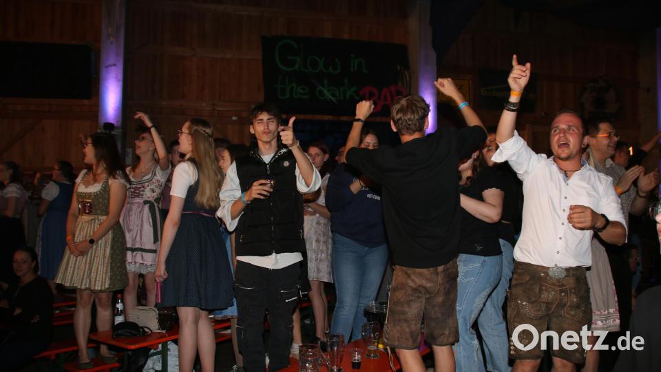 Über 1000 Gäste haben Spaß beim Wurzer O´Schnitt mit &quot;Highline&quot;. Bild: sne