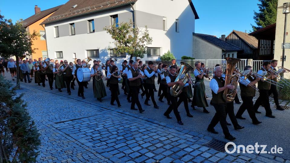 Die Musikkapelle Schwarzenfeld gibt im Festzug den Ton an. Bild: jua