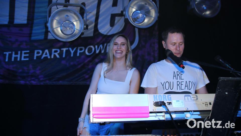 Sängerin und Herzensbrecherin: Julia Schönberger mit Keyboarder Norman Schelter. Bild: sne