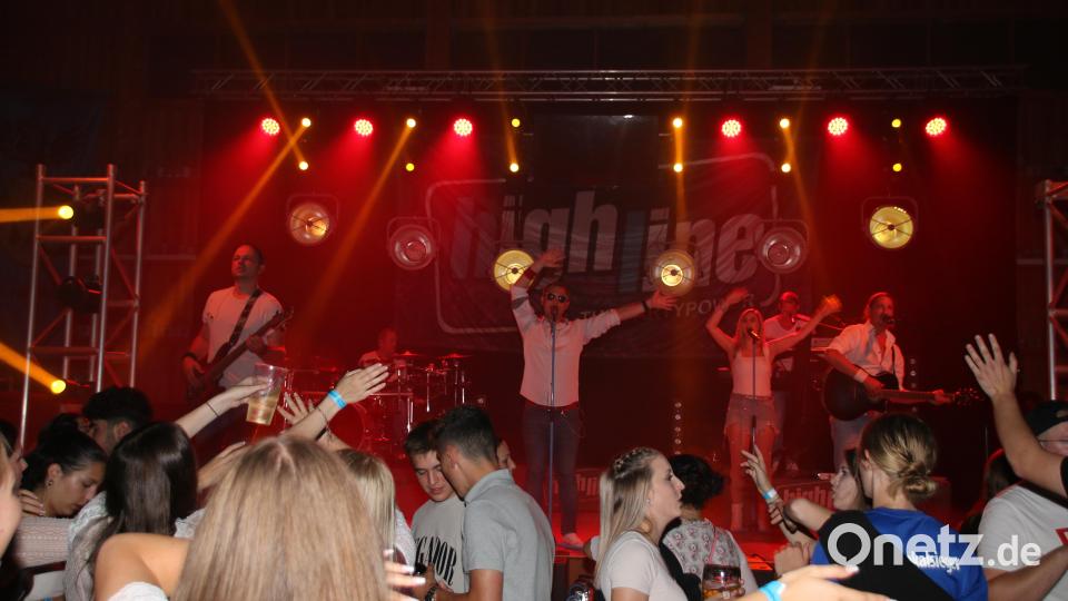 Über 1000 Gäste haben Spaß beim Wurzer O´Schnitt mit &quot;Highline&quot;. Bild: sne