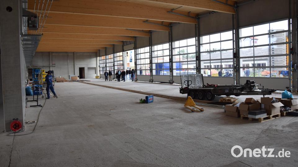 Einblick ins Innere des Feuerwehrgerätehausneubaus: die große Fahrzeughalle mit 10 von insgesamt 13 Stellplätzen für Einsatzfahrzeuge. Bild: mde
