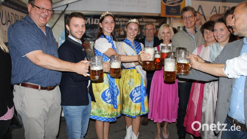 Nach dem erfolgreichen Anzapfen: Ein Prosit der Ehrengäste und Organisatoren auf eine gute Trischinger Kirchweih. Bild: ral