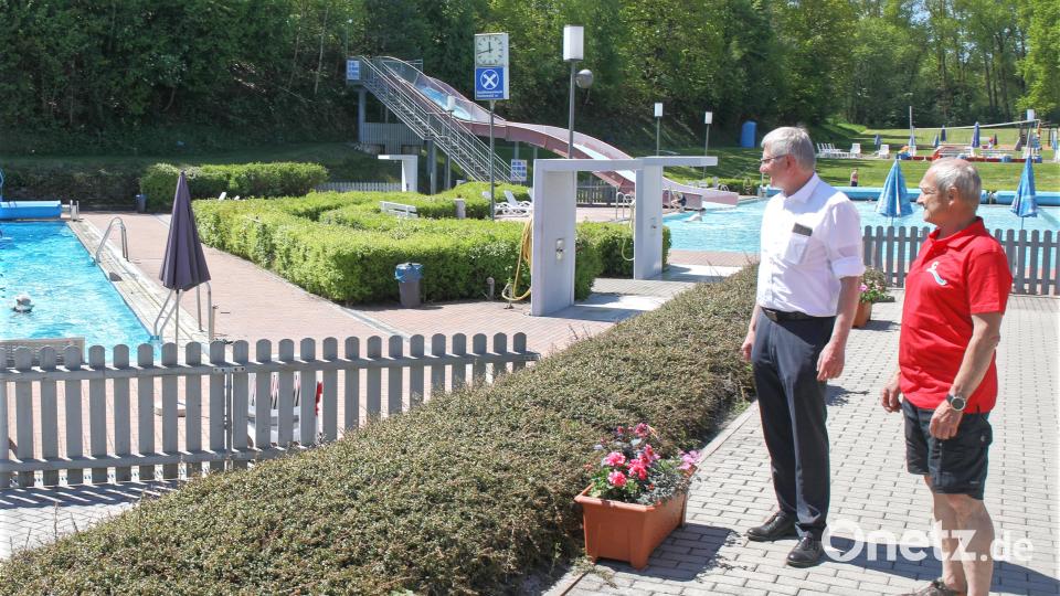 Bürgermeister Johannes Reger (links) und Bademeister Roman Siegert sind mit der Badesaison 2023 zufrieden. Bild: Jochen Neumann/exb