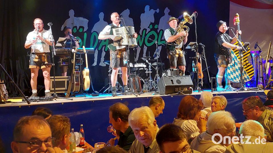 Die Gruppe „Wöidarawöll“ spielt bei der Kirwa in Schwarzenfeld und sorgt für gute Stimmung im vollen Bierzelt. Bild: jua