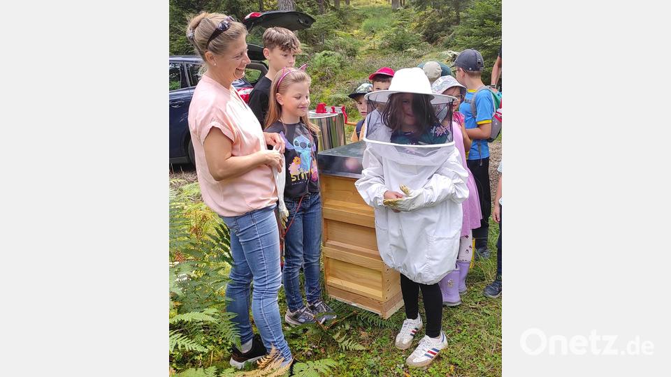 Wissenswertes erzählte auf der Erlebniswanderung Daniela Schmid über die Imkerei. Bild: lgc
