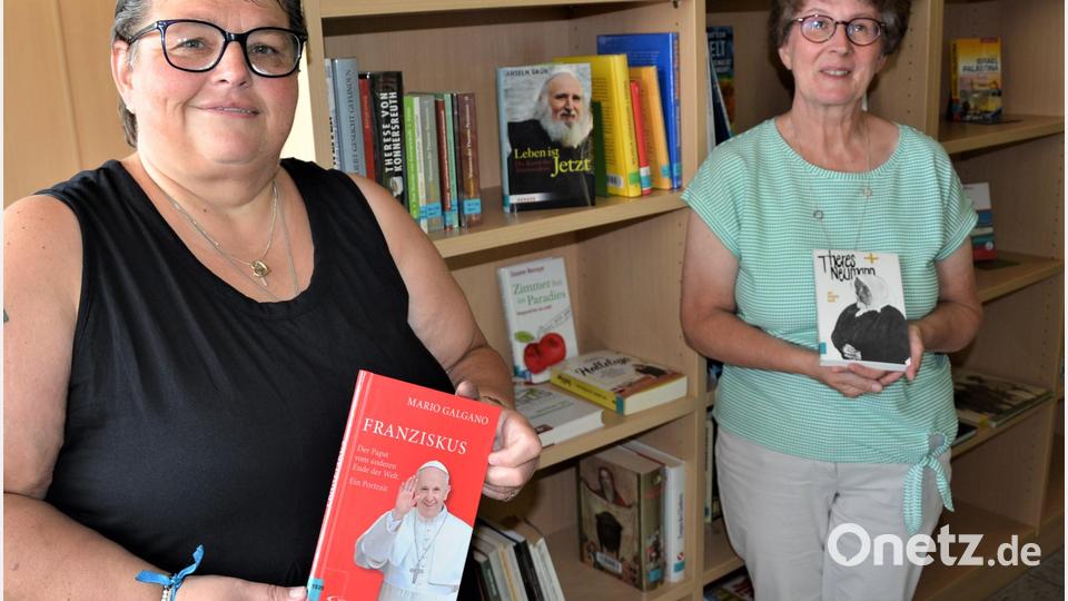 Pfarrbüchereileiterin Petra Günthner (links) und Pfarrsekretärin Gudrun Schiml halten Werke über Papst Franziskus und Theres Neumann in den Händen – diese fänden zwar ihre Leser, aber das Interesse an Büchern zu religiösen Themen halte sich generell eher in Grenzen. Bild: jr