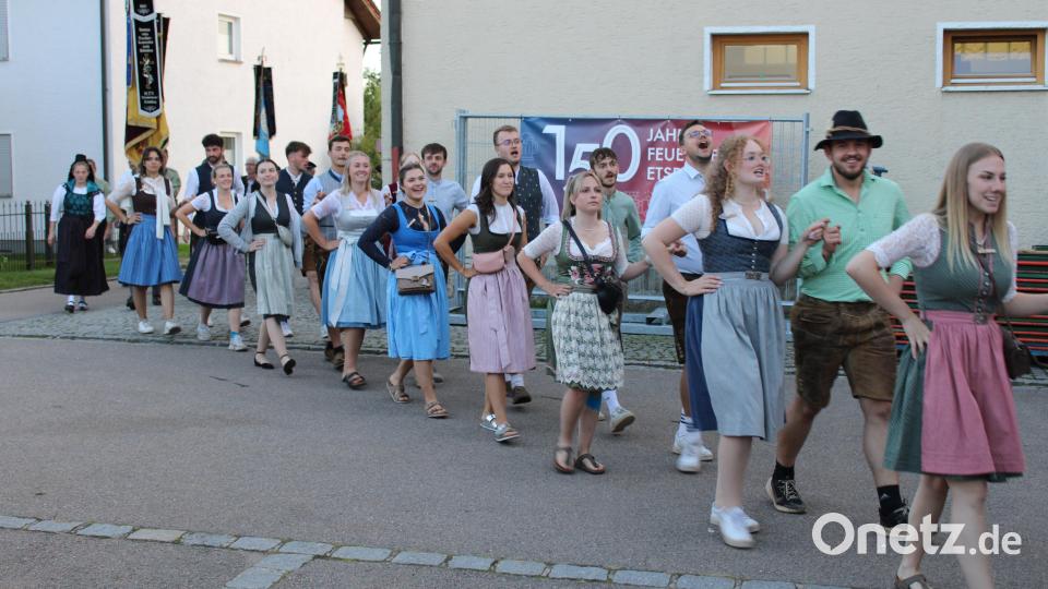 Nach dem Gottesdienst ging es zurück zum Festzelt. Bild: ral