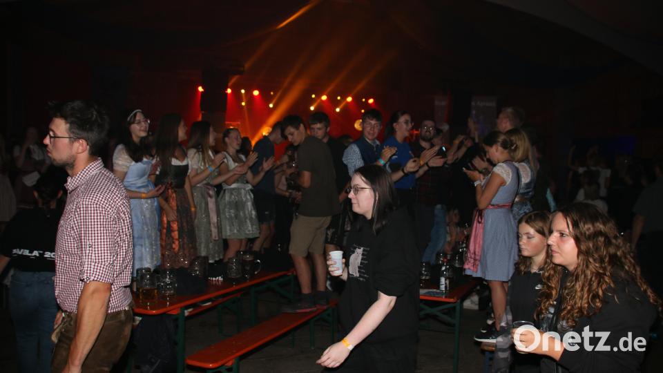 Über 1000 Gäste haben Spaß beim Wurzer O´Schnitt mit &quot;Highline&quot;. Bild: sne