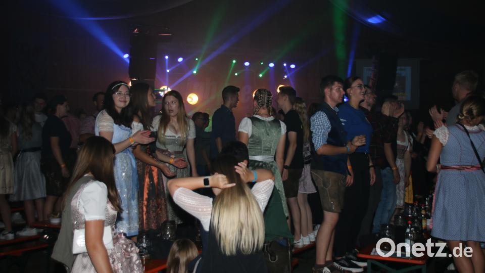 Über 1000 Gäste haben Spaß beim Wurzer O´Schnitt mit &quot;Highline&quot;. Bild: sne