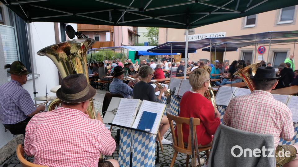 Prächtig aufgespielt hatten die Straßenmusikanten aus Moosbach unter Leitung von Hans Maier, zum Frühschoppen bis zur Mittagszeit. Bild: le