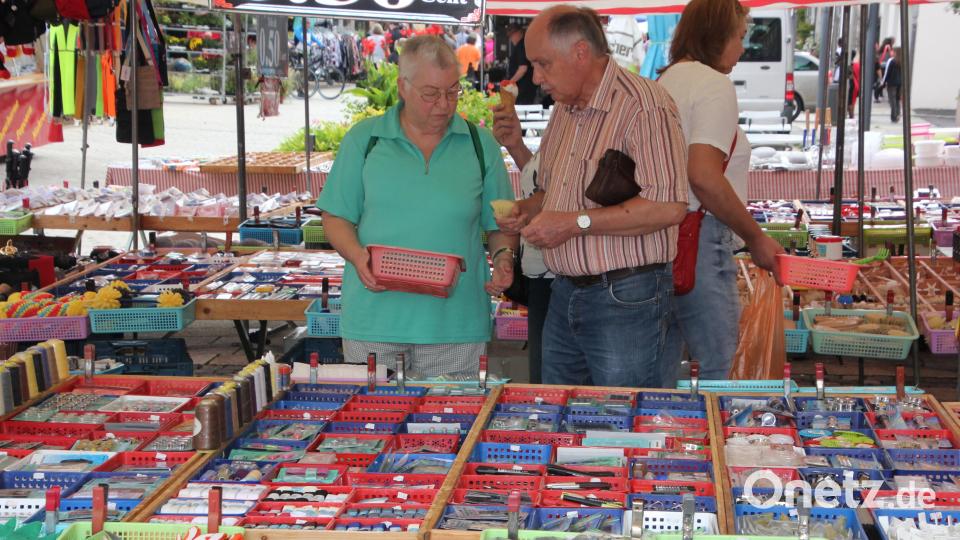 Rund 30 Fieranten stellten beim Tirschenreuther Herbstmarkt aus. Beliebt waren wieder die 50-Cent-Artikel. Bild: kro