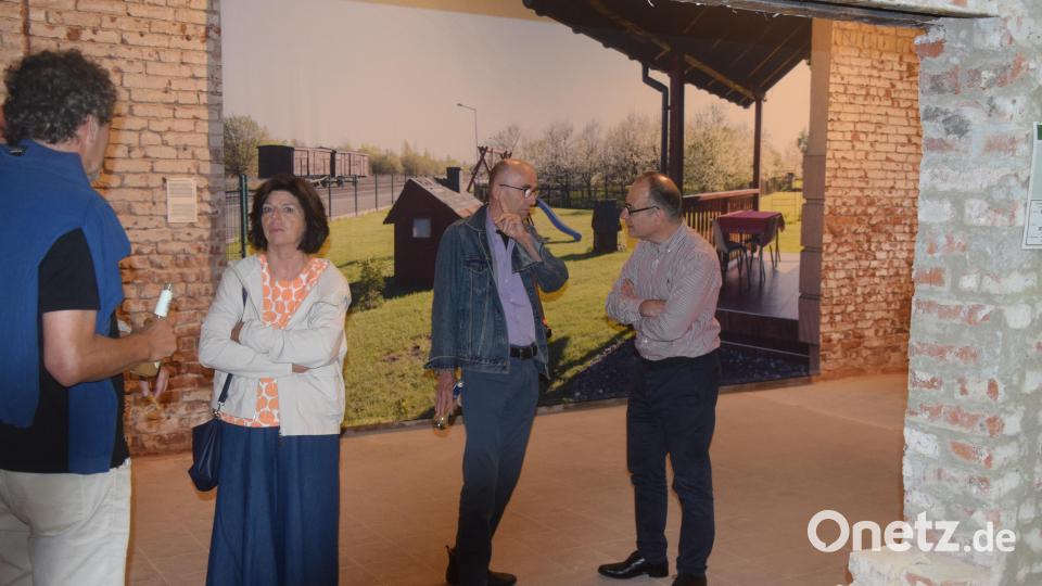 Auf teils wandgroßen Bildern zeigt die Ausstellung Spuren der NS-Geschichte. Bild: fz