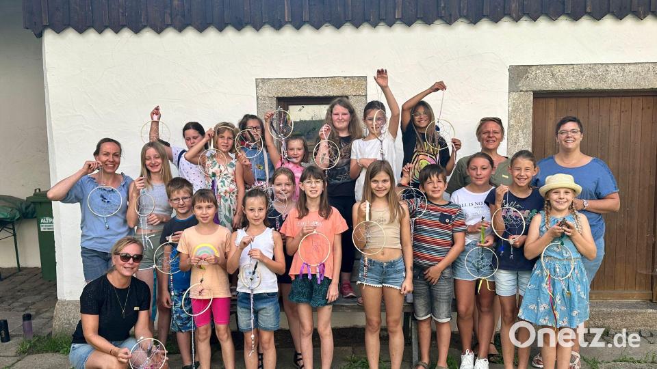 Stolz präsentieren die Kinder ihre bunten Traumfänger, die sie auf Einladung des Kinderschutzbundes im Kellnerhaus in Mitterteich unter Anleitung mehrerer Betreuerinnen gestalteten. Bild: Nina Neumann/exb