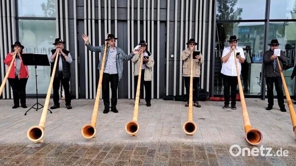 Eine kleine Gruppe der Großkonreuther Alphornbläser spielte kürzlich vor dem Haus der Bayrischen Geschichte in Regensburg. Bild: Markus Werner/exb