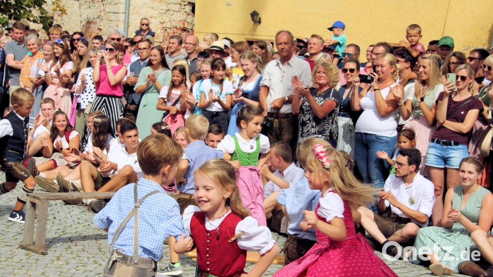 Die Kinder zeigten zwei gelungene Tänze den Zuschauern (bjo) Bild: bjo