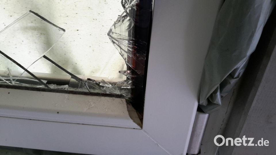 Falscher Alarm, doch die Spuren sind echt: Die Feuerwehr hat am Haus von Familie Wagner ein Fenster eingeschlagen und zwei Türen beschädigt. Ein Nachbar hatte sich Sorgen gemacht. Bild: Wagner/exb