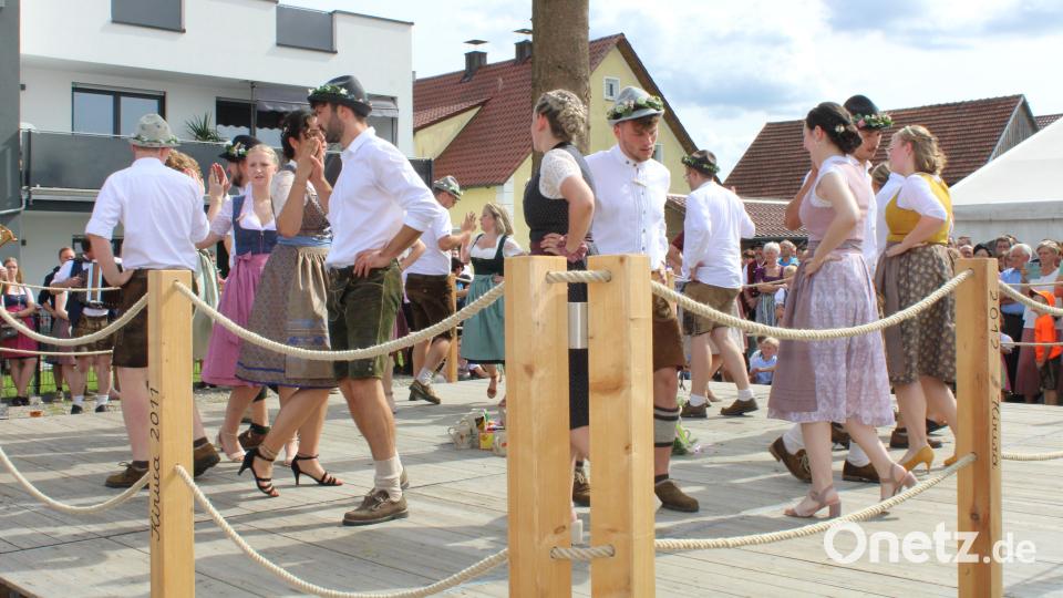 Die aktuellen Kirwapaare zeigen auf der aufgebauten Bühne auch, was sie können. Bild: ral