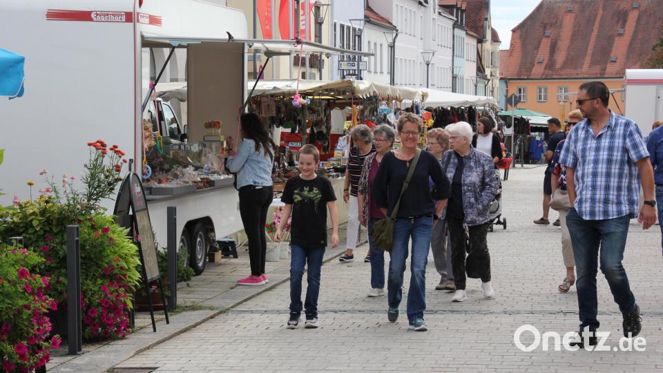 Von Haushaltswaren, Kleidung über Blumen und Pflanzen bis hin wie Obst und Gemüse, Fisch, Gebäck oder auch Gewürze und Spirituosen war die Auswahl sehr groß. Bild: kro