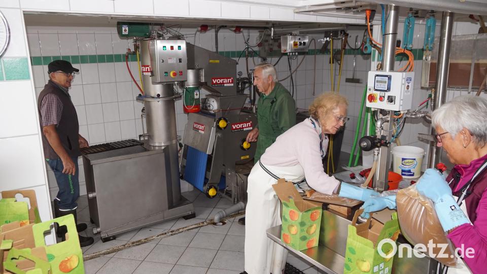 Alle Hände voll zu tun hatte das vierköpfige Team des Obst- und Gartenbauvereins. Es nahm am vergangenen Freitagnachmittag die Anlage in Betrieb. Im Vordergrund wird der Saft in Fünf-Liter-Bags abgefüllt. Die Äpfel haben zuvor den Pressvorgang (im Hintergrund) durchlaufen. Im Bild von links: Manfred Frauenholz, Ehrenvorsitzender Wilhelm König, Ilse Braun und Luise Zimmerer an der Abfüllanlage. Bild: bkr