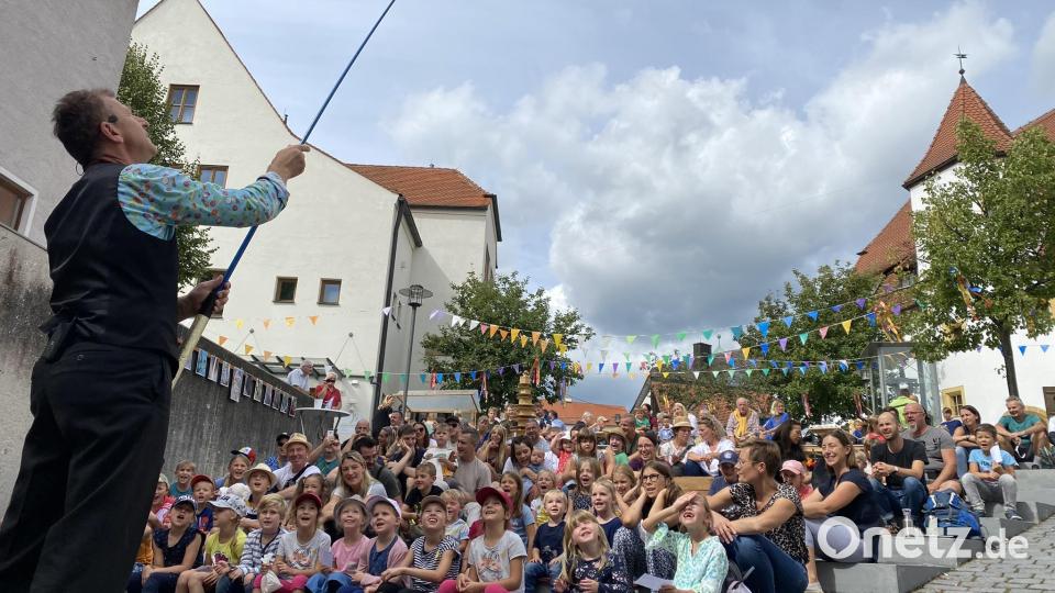 Sepp Schabernack lässt nicht nur für die kleinen und großen Zuschauer die Sonne steigen, er hat auch seit dem ersten &quot;Mini-Bürger-Fest&quot; ein Herz für diese ganz besondere Veranstaltung. Bild: aub