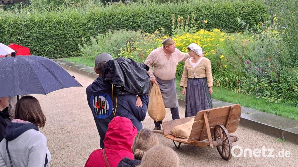 Bei der Führung zur Geschichte des Fischhofs im Rahmen der Stiftlandtage spielten Darsteller des Modernen Theaters Tirschenreuth einige Szenen. Bild: Ikom Stiftland/exb