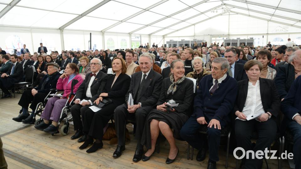 In der ersten Reihe der Gedenkfeier saßen überlebende ehemalige KZ-Häftlinge. Bild: bey