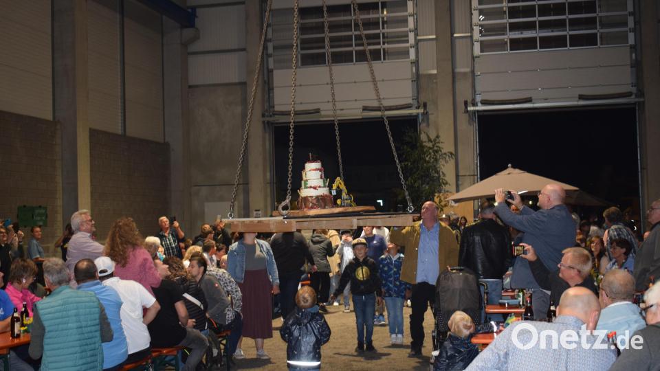 Mittels Hebebühne wurde eine meterhohe Geburtstagstorte in die Halle gebracht. Bild: oe