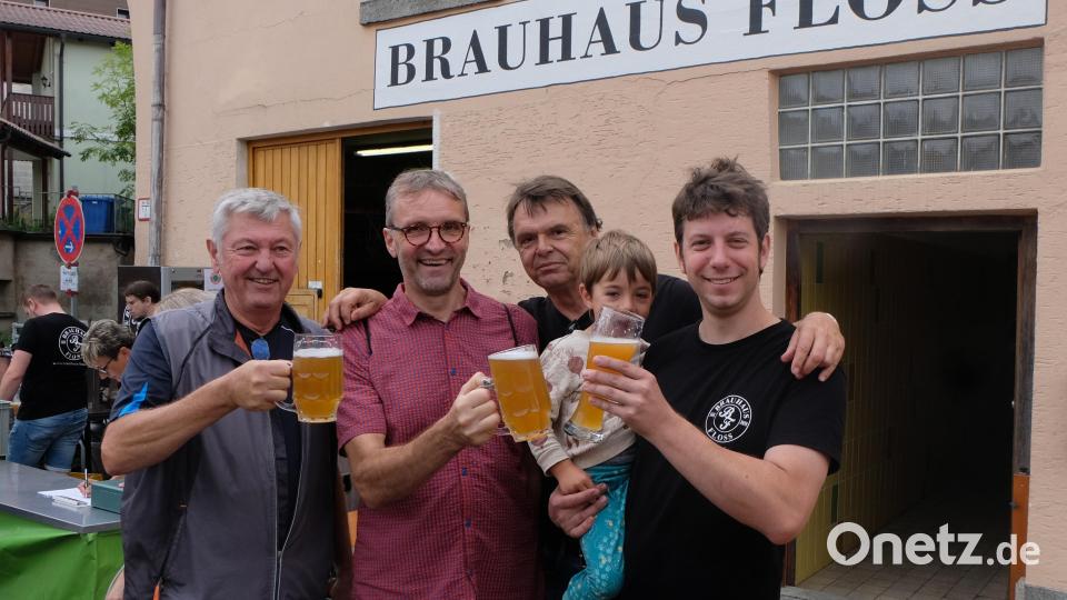 Viele gute Freunde und Stammkunden konnte Ludwig Koch mit Söhnchen Franz (rechts) begrüßen. Bild: le