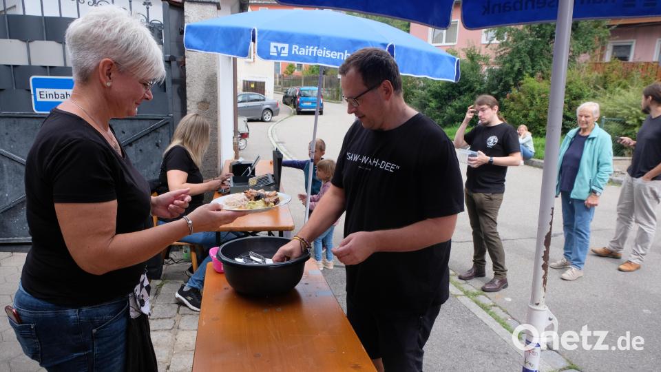 Der Spanferkelbraten war heiß begehrt. Bild: le