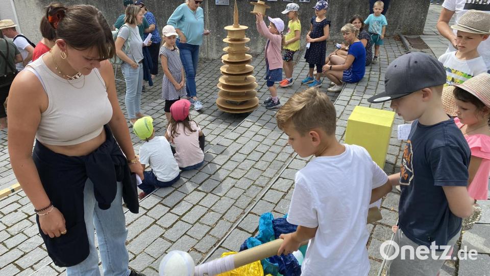Während die einen die Fotos zum Familienquiz hinten an der Wand zu enträtseln versuchten, ließen die anderen &quot;pyramidiale&quot; Bäume wachsen oder sammelten &quot;Pollen&quot; aus den &quot;Schüssel-Blumen&quot; ein. Bild: aub