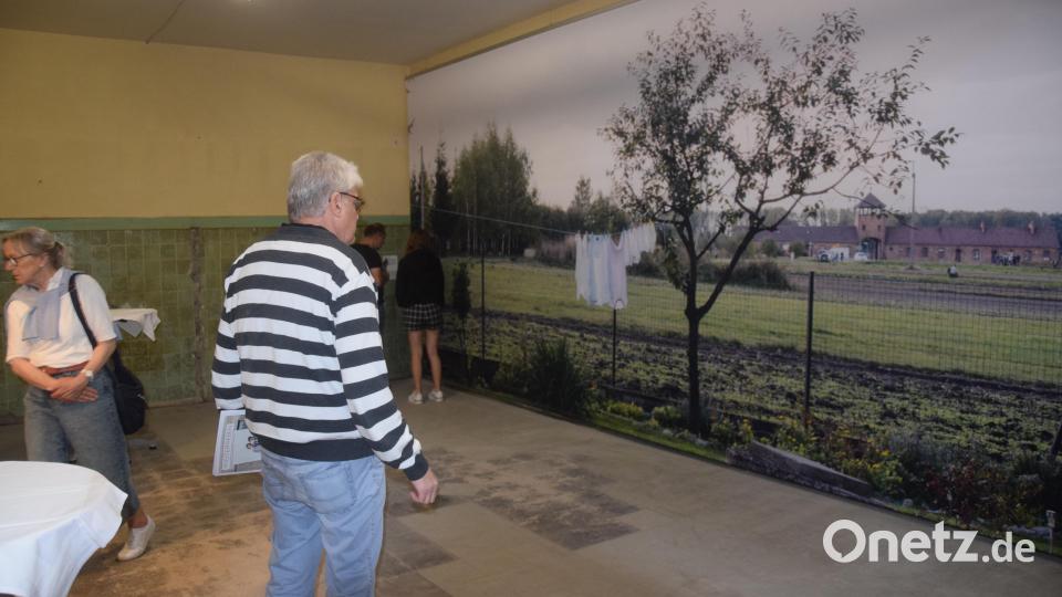 Das Bild vom Lager Ausschwitz im Hintergrund füllt eine ganze Wand im Gebäude. Bild: fz