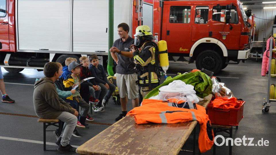 Den Kindern wurden verschiedenste Schutzanzüge vorgestellt, wobei die Mädchen und Jungen diese selbst anprobiert werden durften. Bild: Feuerwehr Tirschenreuth/exb