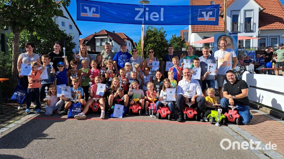 Das Siegerbild, bei dem am Ende alle Gewinner waren. zum Teil mit Pokalen, Urkunden, aufgerissenen Hosenbeinen oder kleinen blauen Flecken - es war doch für alle eine große Gaudi - Das Bobbycarrennen - diesmal auch mit den &quot;Großen&quot;. Bild: wec