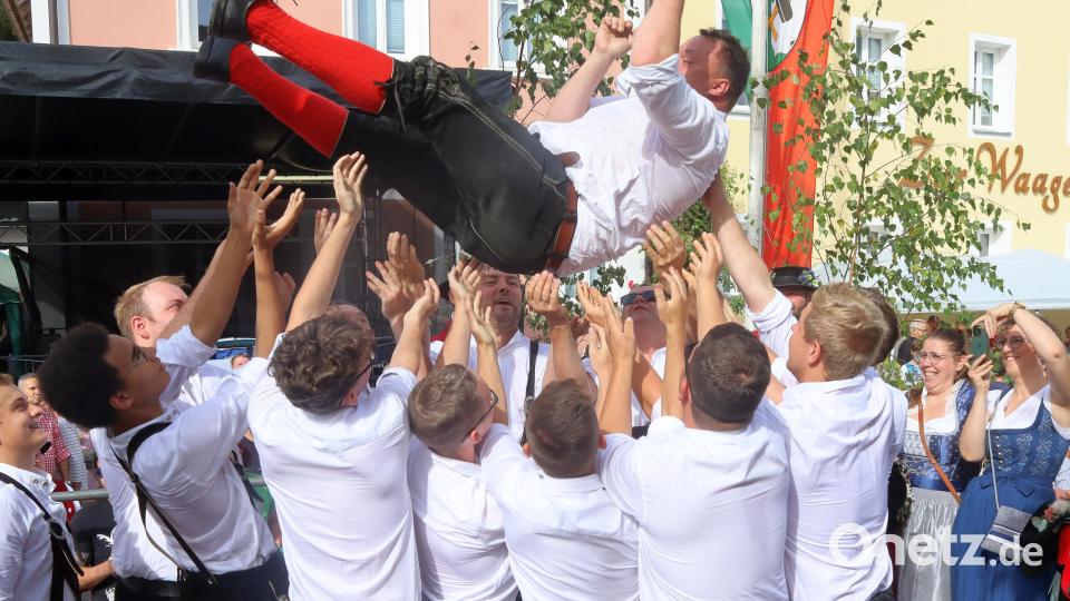 Hoch soll er leben, der alte und neue Oberkirwabursch Max Klose. Bild: mfh